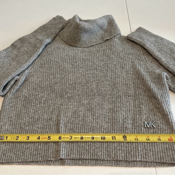 Gray Michael Kors cropped sweater with logo embellishment Size L - Picture 4 of 5